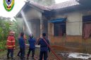Anggota Damkar Seruyan saat melakukan pemadaman sisa kebakaran di wilayah Seruyan beberapa waktu lalu. Terkait bantuan bedah rumah melalui program BSPS, Ketua DPRD Seruyan, Zuli Eko Prasetyo, menekankan pentingnya pendataan calon penerima secara cermat agar bantuan tepat sasaran, termasuk bagi masyarakat yang membutuhkan perbaikan rumah akibat kebakaran.