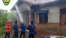 Anggota Damkar Seruyan saat melakukan pemadaman sisa kebakaran di wilayah Seruyan beberapa waktu lalu. Terkait bantuan bedah rumah melalui program BSPS, Ketua DPRD Seruyan, Zuli Eko Prasetyo, menekankan pentingnya pendataan calon penerima secara cermat agar bantuan tepat sasaran, termasuk bagi masyarakat yang membutuhkan perbaikan rumah akibat kebakaran.