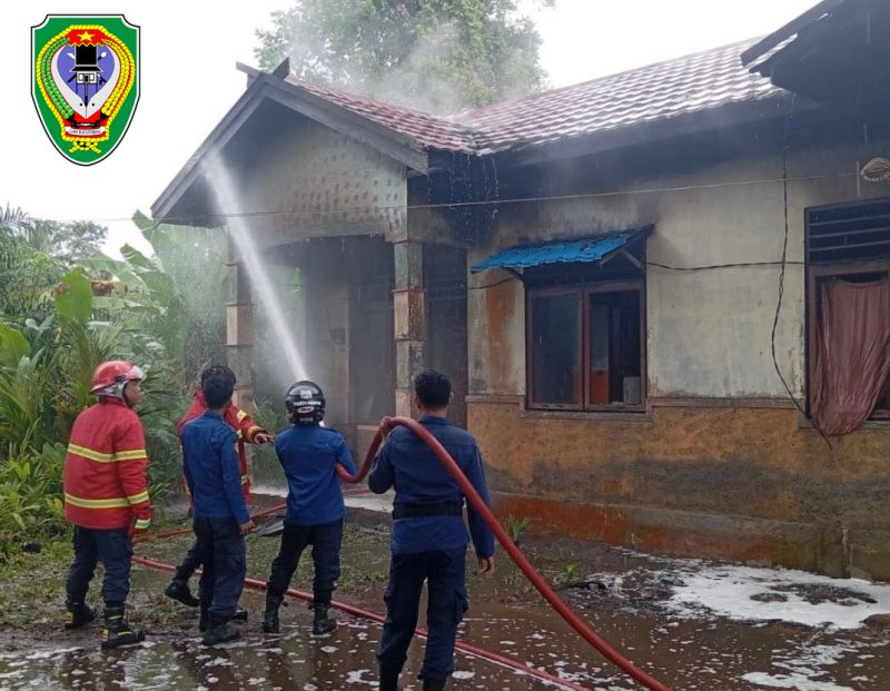 Anggota Damkar Seruyan saat melakukan pemadaman sisa kebakaran di wilayah Seruyan beberapa waktu lalu. Terkait bantuan bedah rumah melalui program BSPS, Ketua DPRD Seruyan, Zuli Eko Prasetyo, menekankan pentingnya pendataan calon penerima secara cermat agar bantuan tepat sasaran, termasuk bagi masyarakat yang membutuhkan perbaikan rumah akibat kebakaran.