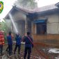 Anggota Damkar Seruyan saat melakukan pemadaman sisa kebakaran di wilayah Seruyan beberapa waktu lalu. Terkait bantuan bedah rumah melalui program BSPS, Ketua DPRD Seruyan, Zuli Eko Prasetyo, menekankan pentingnya pendataan calon penerima secara cermat agar bantuan tepat sasaran, termasuk bagi masyarakat yang membutuhkan perbaikan rumah akibat kebakaran.