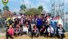 Pelaksana Harian (Plh.) Sekretaris Daerah (Sekda) Kabupaten Seruyan, Bahrun Abbas, foto bersama dengan sejumlah aparatur pemerintah di jajaran Pemerintah Kabupaten (Pemkab) Seruyan dalam kegiatan gotong royong kebersihan serentak pada Jumat (23/10/2026). 