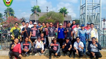 Pelaksana Harian (Plh.) Sekretaris Daerah (Sekda) Kabupaten Seruyan, Bahrun Abbas, foto bersama dengan sejumlah aparatur pemerintah di jajaran Pemerintah Kabupaten (Pemkab) Seruyan dalam kegiatan gotong royong kebersihan serentak pada Jumat (23/10/2026). 
