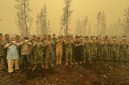 Gubernur Kalimantan Tengah Agustiar Sabran bersama Pangdam XXII/Tambun Bungai Mayjen TNI Zainul Arifin mengikuti kegiatan penanaman pohon di kawasan Camppeat, Desa Tumbang Nusa, Kabupaten Pulang Pisau, sebagai upaya mendukung pelestarian lingkungan dan pencegahan karhutla, Jumat (23/10/26).