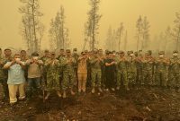Gubernur Kalimantan Tengah Agustiar Sabran bersama Pangdam XXII/Tambun Bungai Mayjen TNI Zainul Arifin mengikuti kegiatan penanaman pohon di kawasan Camppeat, Desa Tumbang Nusa, Kabupaten Pulang Pisau, sebagai upaya mendukung pelestarian lingkungan dan pencegahan karhutla, Jumat (23/10/26).