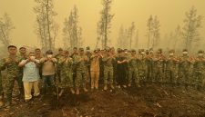 Gubernur Kalimantan Tengah Agustiar Sabran bersama Pangdam XXII/Tambun Bungai Mayjen TNI Zainul Arifin mengikuti kegiatan penanaman pohon di kawasan Camppeat, Desa Tumbang Nusa, Kabupaten Pulang Pisau, sebagai upaya mendukung pelestarian lingkungan dan pencegahan karhutla, Jumat (23/10/26).