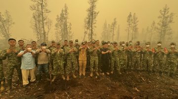Gubernur Kalimantan Tengah Agustiar Sabran bersama Pangdam XXII/Tambun Bungai Mayjen TNI Zainul Arifin mengikuti kegiatan penanaman pohon di kawasan Camppeat, Desa Tumbang Nusa, Kabupaten Pulang Pisau, sebagai upaya mendukung pelestarian lingkungan dan pencegahan karhutla, Jumat (23/10/26).