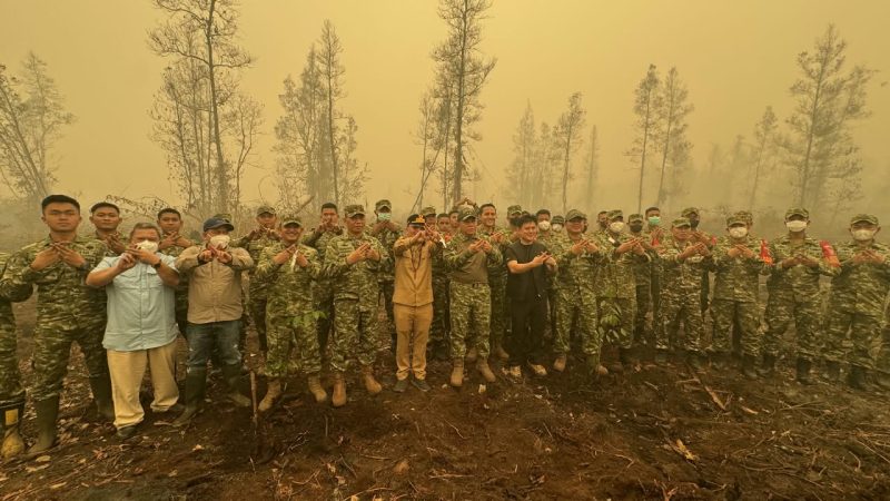 Gubernur Kalimantan Tengah Agustiar Sabran bersama Pangdam XXII/Tambun Bungai Mayjen TNI Zainul Arifin mengikuti kegiatan penanaman pohon di kawasan Camppeat, Desa Tumbang Nusa, Kabupaten Pulang Pisau, sebagai upaya mendukung pelestarian lingkungan dan pencegahan karhutla, Jumat (23/10/26).