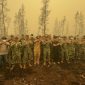 Gubernur Kalimantan Tengah Agustiar Sabran bersama Pangdam XXII/Tambun Bungai Mayjen TNI Zainul Arifin mengikuti kegiatan penanaman pohon di kawasan Camppeat, Desa Tumbang Nusa, Kabupaten Pulang Pisau, sebagai upaya mendukung pelestarian lingkungan dan pencegahan karhutla, Jumat (23/10/26).