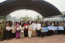 Wakil Gubernur Kalimantan Tengah Edy Pratowo menyerahkan bantuan pangan kepada masyarakat Kecamatan Sematu Jaya, Kabupaten Lamandau, disertai layanan pemeriksaan kesehatan gratis serta pembagian masker dan vitamin untuk membantu melindungi warga dari dampak karhutla, Minggu (25/10/26).