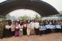 Wakil Gubernur Kalimantan Tengah Edy Pratowo menyerahkan bantuan pangan kepada masyarakat Kecamatan Sematu Jaya, Kabupaten Lamandau, disertai layanan pemeriksaan kesehatan gratis serta pembagian masker dan vitamin untuk membantu melindungi warga dari dampak karhutla, Minggu (25/10/26).