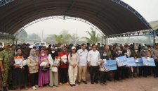 Wakil Gubernur Kalimantan Tengah Edy Pratowo menyerahkan bantuan pangan kepada masyarakat Kecamatan Sematu Jaya, Kabupaten Lamandau, disertai layanan pemeriksaan kesehatan gratis serta pembagian masker dan vitamin untuk membantu melindungi warga dari dampak karhutla, Minggu (25/10/26).