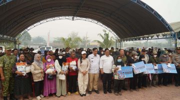 Wakil Gubernur Kalimantan Tengah Edy Pratowo menyerahkan bantuan pangan kepada masyarakat Kecamatan Sematu Jaya, Kabupaten Lamandau, disertai layanan pemeriksaan kesehatan gratis serta pembagian masker dan vitamin untuk membantu melindungi warga dari dampak karhutla, Minggu (25/10/26).