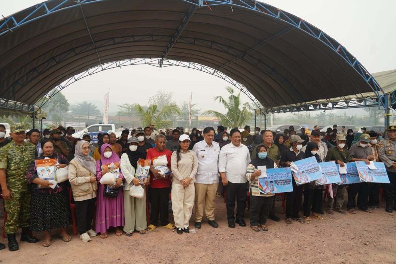 Wakil Gubernur Kalimantan Tengah Edy Pratowo menyerahkan bantuan pangan kepada masyarakat Kecamatan Sematu Jaya, Kabupaten Lamandau, disertai layanan pemeriksaan kesehatan gratis serta pembagian masker dan vitamin untuk membantu melindungi warga dari dampak karhutla, Minggu (25/10/26).