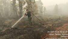 Personel gabungan bersama BPBPK Provinsi Kalimantan Tengah mengintensifkan penanganan kebakaran hutan dan lahan melalui operasi darat, dukungan helikopter pemadam, patroli udara, dan Operasi Modifikasi Cuaca, Sabtu (24/10/26).