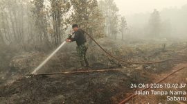 Personel gabungan bersama BPBPK Provinsi Kalimantan Tengah mengintensifkan penanganan kebakaran hutan dan lahan melalui operasi darat, dukungan helikopter pemadam, patroli udara, dan Operasi Modifikasi Cuaca, Sabtu (24/10/26).
