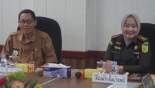 Staf Ahli Gubernur Kalimantan Tengah Yuas Elko bersama Perwakilan Kejati Kalteng Juriyah mengikuti Rapat Koordinasi Pengendalian Inflasi Tahun 2026 secara virtual bersama perwakilan Forkopimda dan instansi terkait di Ruang Rapat Bajakah, Kantor Gubernur Kalimantan Tengah, Senin (26/10/26).