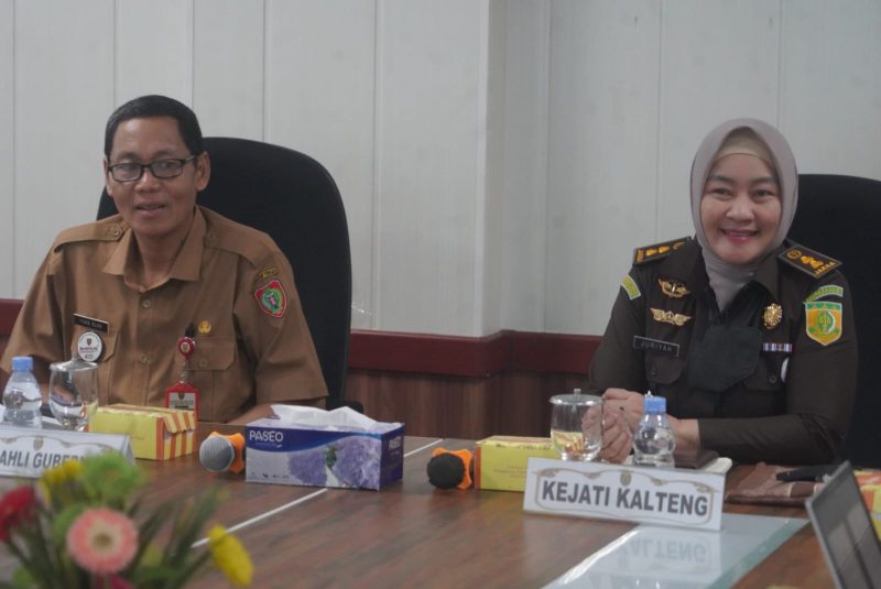 Staf Ahli Gubernur Kalimantan Tengah Yuas Elko bersama Perwakilan Kejati Kalteng Juriyah mengikuti Rapat Koordinasi Pengendalian Inflasi Tahun 2026 secara virtual bersama perwakilan Forkopimda dan instansi terkait di Ruang Rapat Bajakah, Kantor Gubernur Kalimantan Tengah, Senin (26/10/26).