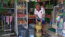 PRODUKTIF DI HARI TUA - Pensiunan PNS Dinas Sosial Seruyan, Pak Soeyamto (73), saat menata barang dagangan di kios sembakonya di Desa Persil Raya, Seruyan Hilir, Kalimantan Tengah, Jumat (30/10/2026). Jaminan masa tua dari TASPEN memberikan ketenangan finansial bagi beliau untuk tetap aktif dan mandiri di masa purnabakti.