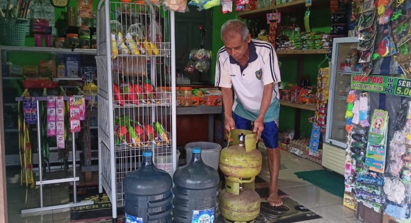PRODUKTIF DI HARI TUA - Pensiunan PNS Dinas Sosial Seruyan, Pak Soeyamto (73), saat menata barang dagangan di kios sembakonya di Desa Persil Raya, Seruyan Hilir, Kalimantan Tengah, Jumat (30/10/2026). Jaminan masa tua dari TASPEN memberikan ketenangan finansial bagi beliau untuk tetap aktif dan mandiri di masa purnabakti.