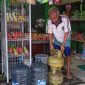 PRODUKTIF DI HARI TUA - Pensiunan PNS Dinas Sosial Seruyan, Pak Soeyamto (73), saat menata barang dagangan di kios sembakonya di Desa Persil Raya, Seruyan Hilir, Kalimantan Tengah, Jumat (30/10/2026). Jaminan masa tua dari TASPEN memberikan ketenangan finansial bagi beliau untuk tetap aktif dan mandiri di masa purnabakti.