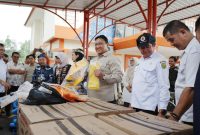 Wakil Gubernur Kalimantan Tengah Edy Pratowo menyerahkan bantuan sarana dan prasarana pencegahan serta pengendalian karhutla secara simbolis kepada perwakilan Tim Serbu Api Kelurahan (TSAK) di Pusat Pengendalian Operasi BPB-PK, Palangka Raya, Rabu (28/10/26).