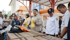 Wakil Gubernur Kalimantan Tengah Edy Pratowo menyerahkan bantuan sarana dan prasarana pencegahan serta pengendalian karhutla secara simbolis kepada perwakilan Tim Serbu Api Kelurahan (TSAK) di Pusat Pengendalian Operasi BPB-PK, Palangka Raya, Rabu (28/10/26).