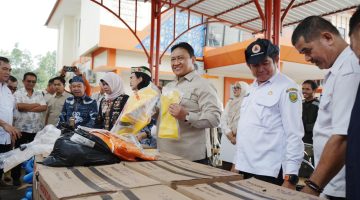 Wakil Gubernur Kalimantan Tengah Edy Pratowo menyerahkan bantuan sarana dan prasarana pencegahan serta pengendalian karhutla secara simbolis kepada perwakilan Tim Serbu Api Kelurahan (TSAK) di Pusat Pengendalian Operasi BPB-PK, Palangka Raya, Rabu (28/10/26).