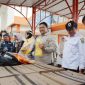 Wakil Gubernur Kalimantan Tengah Edy Pratowo menyerahkan bantuan sarana dan prasarana pencegahan serta pengendalian karhutla secara simbolis kepada perwakilan Tim Serbu Api Kelurahan (TSAK) di Pusat Pengendalian Operasi BPB-PK, Palangka Raya, Rabu (28/10/26).