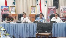 Gubernur Kalimantan Tengah H. Agustiar Sabran memimpin Rapat Koordinasi Pemantauan Penanganan Kebakaran Hutan dan Lahan di Aula Serba Guna Rumah Jabatan Gubernur Kalimantan Tengah, guna mengevaluasi penanganan karhutla dan memperkuat koordinasi lintas sektor. Kamis (29/10/26), 