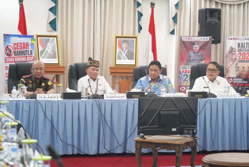 Gubernur Kalimantan Tengah H. Agustiar Sabran memimpin Rapat Koordinasi Pemantauan Penanganan Kebakaran Hutan dan Lahan di Aula Serba Guna Rumah Jabatan Gubernur Kalimantan Tengah, guna mengevaluasi penanganan karhutla dan memperkuat koordinasi lintas sektor. Kamis (29/10/26), 