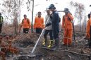 Wakil Menteri Koordinator Bidang Pangan Hanif Faisol Nurofiq saat meninjau penanganan kebakaran hutan dan lahan di Jalan Talawang Raya, Kota Palangka Raya. Pemerintah mengerahkan 175 regu pemadam dan menargetkan penanganan karhutla selesai dalam waktu dua pekan. Jumat (30/10/26)