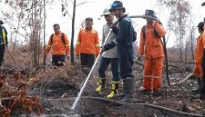Wakil Menteri Koordinator Bidang Pangan Hanif Faisol Nurofiq saat meninjau penanganan kebakaran hutan dan lahan di Jalan Talawang Raya, Kota Palangka Raya. Pemerintah mengerahkan 175 regu pemadam dan menargetkan penanganan karhutla selesai dalam waktu dua pekan. Jumat (30/10/26)
