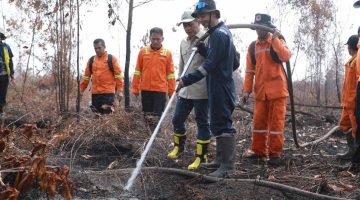 Wakil Menteri Koordinator Bidang Pangan Hanif Faisol Nurofiq saat meninjau penanganan kebakaran hutan dan lahan di Jalan Talawang Raya, Kota Palangka Raya. Pemerintah mengerahkan 175 regu pemadam dan menargetkan penanganan karhutla selesai dalam waktu dua pekan. Jumat (30/10/26)