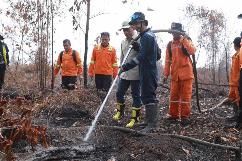 Wakil Menteri Koordinator Bidang Pangan Hanif Faisol Nurofiq saat meninjau penanganan kebakaran hutan dan lahan di Jalan Talawang Raya, Kota Palangka Raya. Pemerintah mengerahkan 175 regu pemadam dan menargetkan penanganan karhutla selesai dalam waktu dua pekan. Jumat (30/10/26)