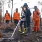 Wakil Menteri Koordinator Bidang Pangan Hanif Faisol Nurofiq saat meninjau penanganan kebakaran hutan dan lahan di Jalan Talawang Raya, Kota Palangka Raya. Pemerintah mengerahkan 175 regu pemadam dan menargetkan penanganan karhutla selesai dalam waktu dua pekan. Jumat (30/10/26)