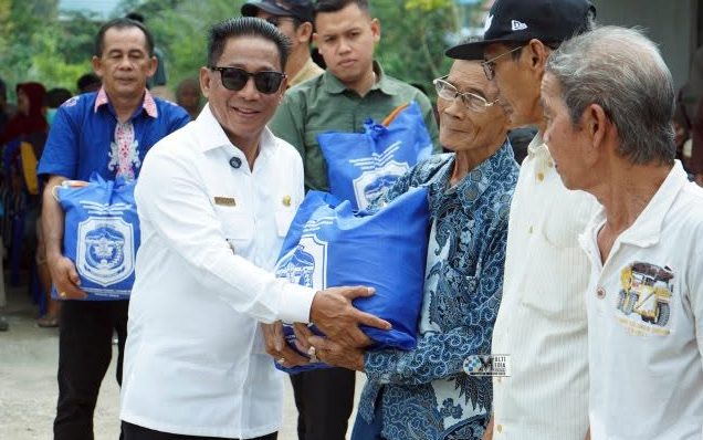 Bupati Mura Heriyus dalam kegiatan Pasar Murah yang digelar di Kecamatan Laung Tuhup, Kamis (29/10/2026)