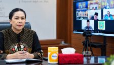 Sekda Mura, Lynda Kristiane, saat mengikuti Rapat Umum Pemegang Saham Luar Biasa (RUPS-LB) PT Jamkrida Kalimantan Tengah Tahun 2026 secara daring melalui Zoom dari Aula A Kantor Bupati Mura, Jumat (30/10/2026).