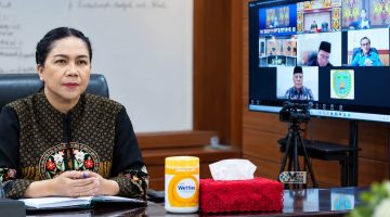 Sekda Mura, Lynda Kristiane, saat mengikuti Rapat Umum Pemegang Saham Luar Biasa (RUPS-LB) PT Jamkrida Kalimantan Tengah Tahun 2026 secara daring melalui Zoom dari Aula A Kantor Bupati Mura, Jumat (30/10/2026).