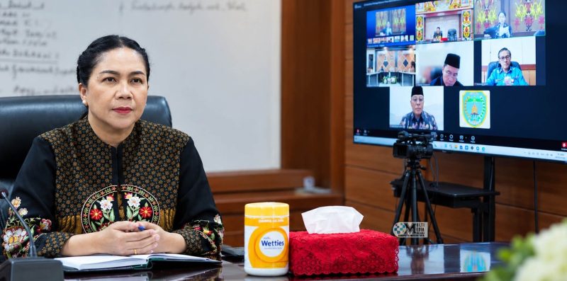 Sekda Mura, Lynda Kristiane, saat mengikuti Rapat Umum Pemegang Saham Luar Biasa (RUPS-LB) PT Jamkrida Kalimantan Tengah Tahun 2026 secara daring melalui Zoom dari Aula A Kantor Bupati Mura, Jumat (30/10/2026).