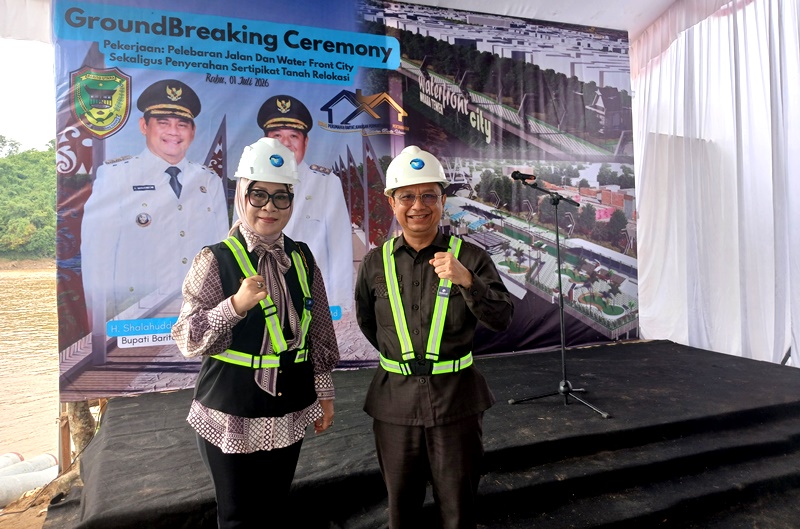 Ketua Komisi II DPRD Kabupaten Barito Utara (PDI Perjuangan), Taufik Nugraha, bersama Ketua Komisi I/Nasdem, Nety Herawati menghadiri groundbreaking ceremony penataan kawasan RT 04, Kelurahan Lanjas, Rabu (1/7/2026).