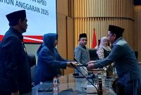 Juru bicara Fraksi PDI Perjuangan H. Suparjan Efendi saat menyerahkan pedapat akhir fraksi kepada DPRD Barito Utara.