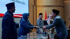 Juru bicara Fraksi PDI Perjuangan H. Suparjan Efendi saat menyerahkan pedapat akhir fraksi kepada DPRD Barito Utara.