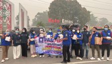 Kabupaten Murung Raya (Mura) menggelar aksi sosial dengan membagikan masker dan minuman vitamin C secara gratis kepada masyarakat Murung Raya yang sedang Beraktivitas di Car Free Day Bundaran Emas Puruk Cahu, Minggu (25/10/2026).