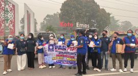 Kabupaten Murung Raya (Mura) menggelar aksi sosial dengan membagikan masker dan minuman vitamin C secara gratis kepada masyarakat Murung Raya yang sedang Beraktivitas di Car Free Day Bundaran Emas Puruk Cahu, Minggu (25/10/2026).