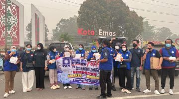 Kabupaten Murung Raya (Mura) menggelar aksi sosial dengan membagikan masker dan minuman vitamin C secara gratis kepada masyarakat Murung Raya yang sedang Beraktivitas di Car Free Day Bundaran Emas Puruk Cahu, Minggu (25/10/2026).