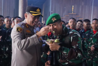 Jajaran Polres Murung Raya memberikan kejutan kepada prajurit Yonif TP 883/Temanggung Awan, Senin (5/10/2026), dipimpin Plh Kapolres Murung Raya AKBP Asep Bangbang Saputra.