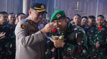 Jajaran Polres Murung Raya memberikan kejutan kepada prajurit Yonif TP 883/Temanggung Awan, Senin (5/10/2026), dipimpin Plh Kapolres Murung Raya AKBP Asep Bangbang Saputra.