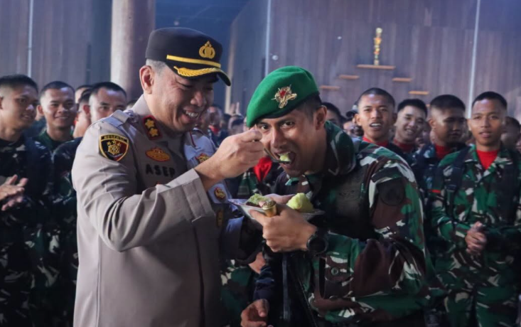 Jajaran Polres Murung Raya memberikan kejutan kepada prajurit Yonif TP 883/Temanggung Awan, Senin (5/10/2026), dipimpin Plh Kapolres Murung Raya AKBP Asep Bangbang Saputra.