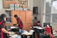 Kejari Murung Raya saat melakukan penggeledahan di Kantor KPU Kabupaten Murung Raya pada Rabu (23/9/2026). (Foto : Kejari Mura)
