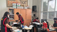 Kejari Murung Raya saat melakukan penggeledahan di Kantor KPU Kabupaten Murung Raya pada Rabu (23/9/2026). (Foto : Kejari Mura)